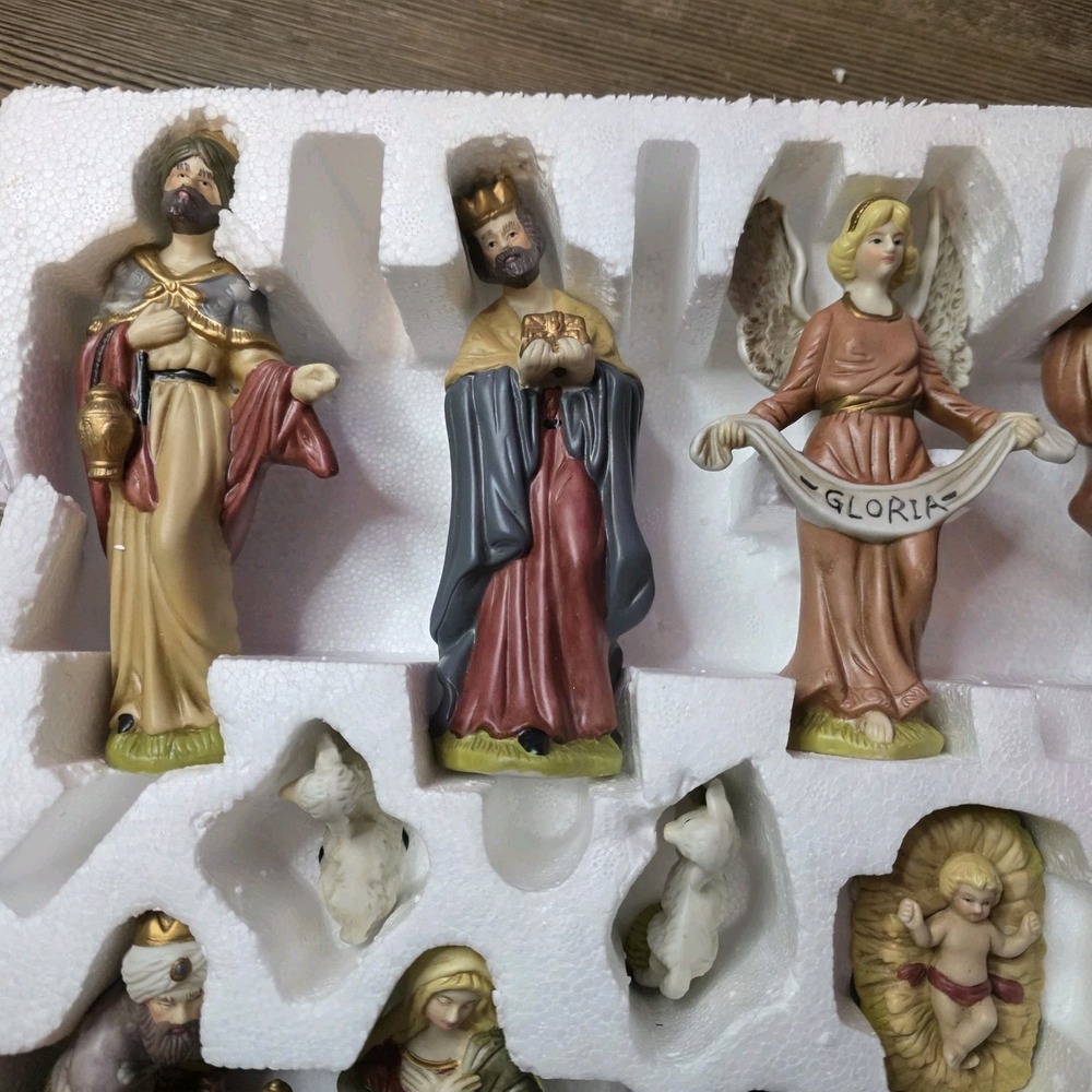 Breckenridge Holiday Nativity Hand-Painted Bisque Porcelain Set of 13 Figurines - Picture 4 of 6